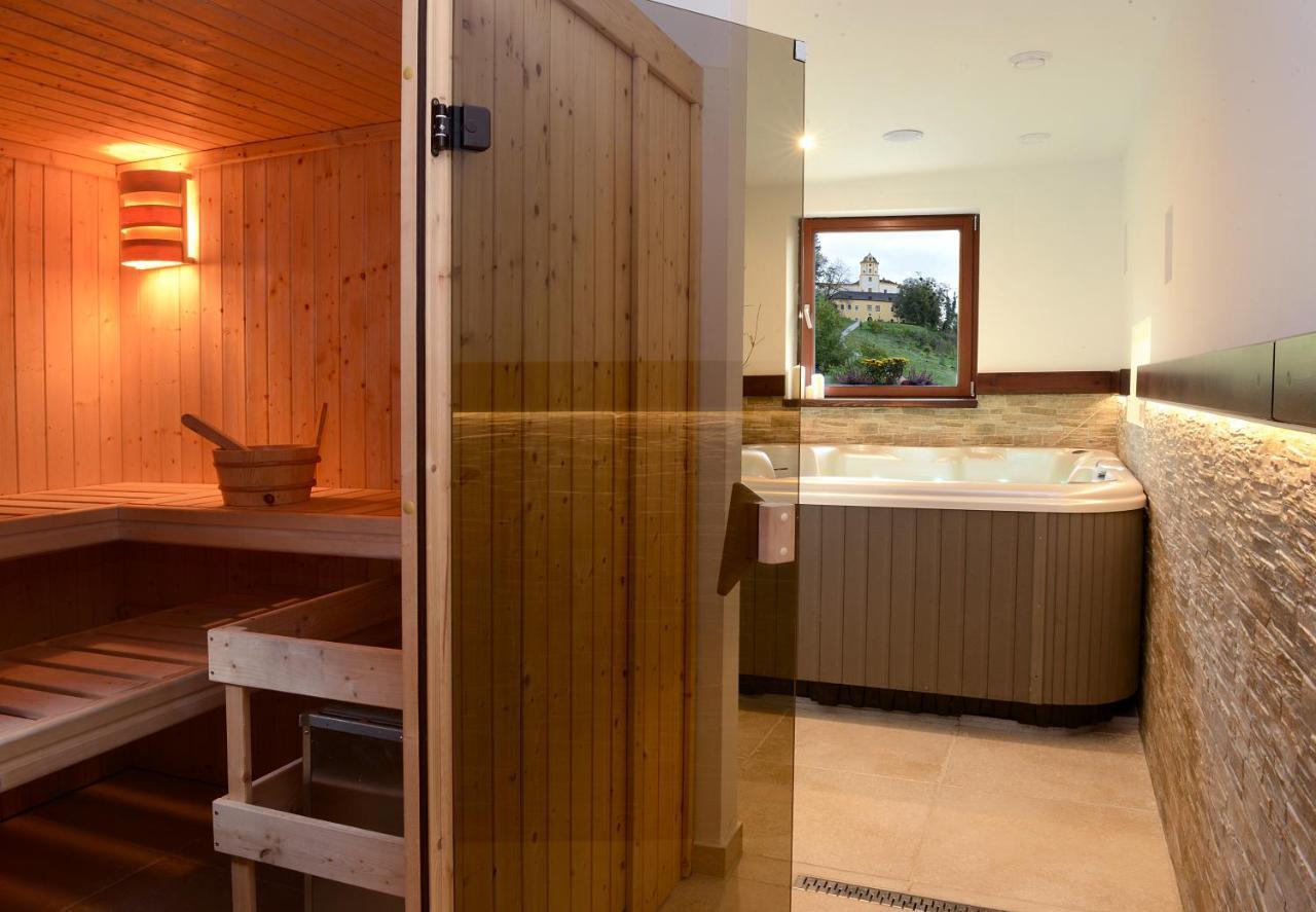 Restaurace A Penzion Pod Hradem Hotel Zlin Ngoại thất bức ảnh