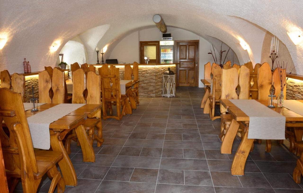 Restaurace A Penzion Pod Hradem Hotel Zlin Ngoại thất bức ảnh