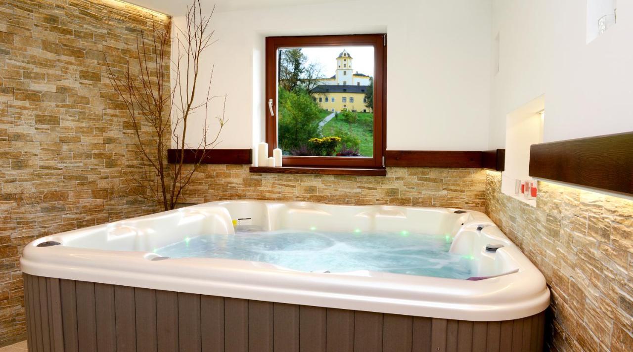 Restaurace A Penzion Pod Hradem Hotel Zlin Ngoại thất bức ảnh